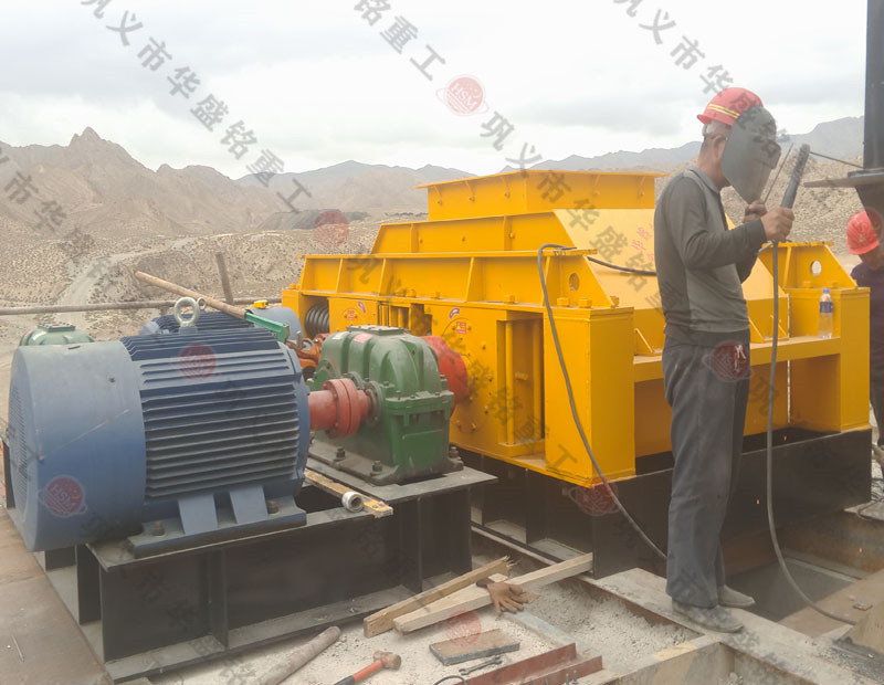 時(shí)產(chǎn)150-200t的硅石對(duì)輥破碎機(jī)生產(chǎn)線(xiàn)甘肅白銀安裝現(xiàn)場(chǎng)