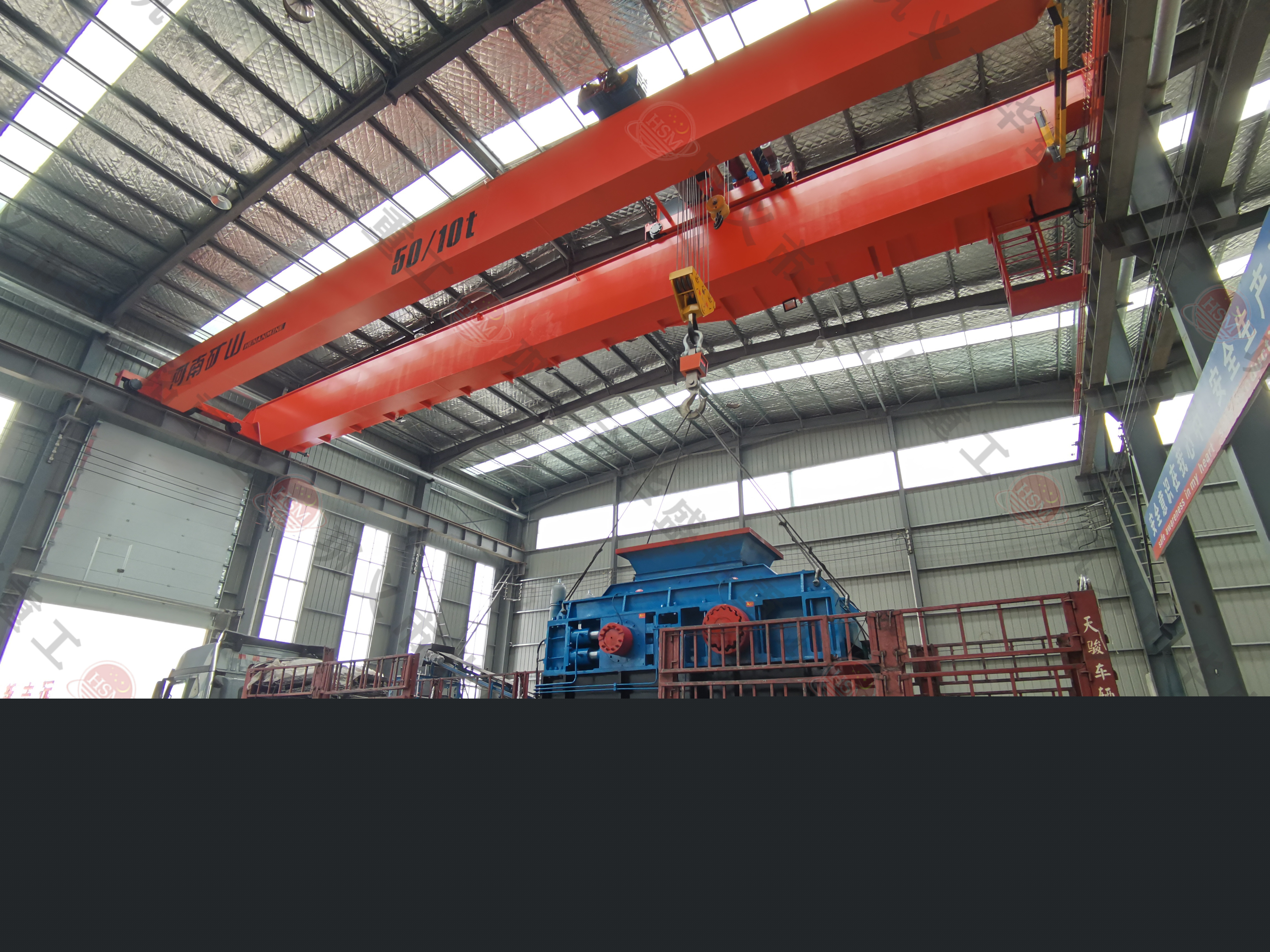 鞏義對(duì)輥破碎機(jī)廠家裝車發(fā)貨現(xiàn)場(chǎng)